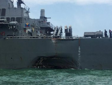 Στο φως οι πρώτες εικόνες από την σύκγρουση του USS «John S McCain» με δεξαμενόπλοιο στην Σιγκαπούρη (φωτό)